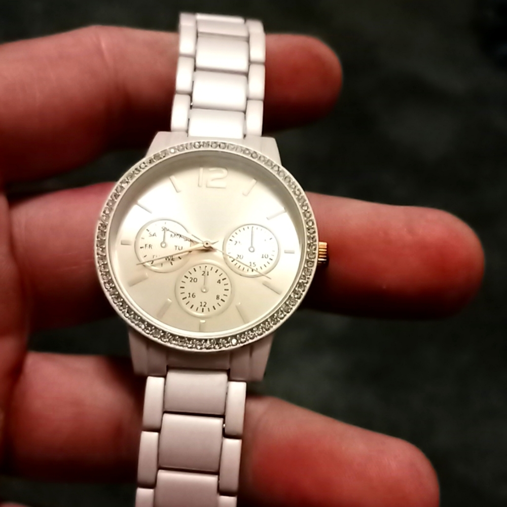 PRICE DROP!!!!Woman's Bezel Watch GET FOR IT GOES!!!